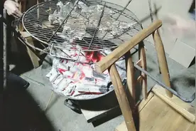 自制钢筋架子加碳火烤全羊，结局让人爆笑！视频封面