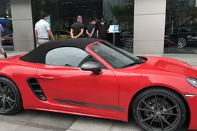 上海这条路，豪车聚集，美女如云，印度人却说街上为啥没牛呢视频封面