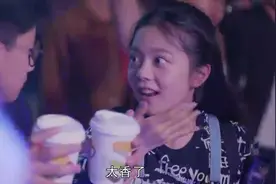 女孩追星太疯狂，和偶像近距离接触，竟然连偶像的汗女孩都觉得香视频封面