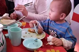 熊孩子吃太多了，都不敢给吃了，不给吃还发脾气！我该怎么办？视频封面