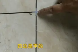 贴地板如何快速找九十度，装修师傅只需一个小举动，又快又准视频封面