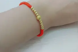 还认为戴黄金俗气吗？尝试这样的搭配，几颗小金珠戴出时尚感！视频封面