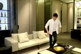 兄弟喝醉睡沙发上，老总回家看着兄弟想起当初一起追女孩时的回忆视频封面