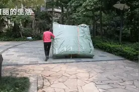 一米八乘两米的床垫上10楼，床垫能进电梯吗？最后是怎样送上去的视频封面