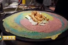 萌萌的天津大叔将煎饼做成彩虹色，瞬间俘获少女心！视频封面