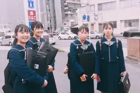 来日本旅游，迷路了向中学生问路，面带微笑太热情，语言不通咋办视频封面