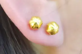 现场演示为美女佩戴黄金耳钉，一只耳朵两个耳洞，既漂亮又时尚。视频封面