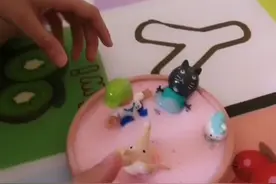 三个小孩跳泥坑视频封面