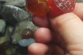 莲蓬是指荷花的花心，里边包含多个莲子。取其谐音有莲子之意。视频封面
