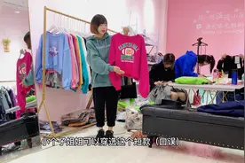 皮肤偏黄的女生适合穿亮色系的衣服吗？川妹子直接挑选了两件对比视频封面