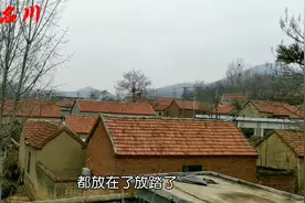 山东济宁山村的老房子，一个院四间瓦房，卖一万块钱，没人要视频封面
