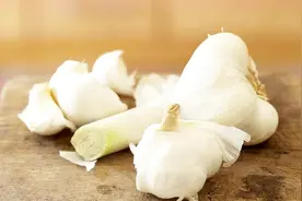 原来白醋滴在大蒜里有这种功效，解决很多男性朋友的难题，快看看视频封面