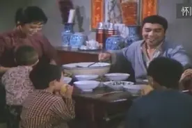 怀旧老电影：50年代农村一家子吃饭的场景，太穷了！谁经历过？视频封面