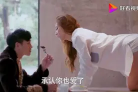 美女为吃到男友的牛排，竟爬上桌子，两人嘴对嘴喂食，真甜！_视频封面