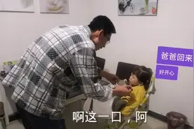 老公回来家务活全包，一家四口吃碗面条也幸福，小辛监工到腿麻视频封面