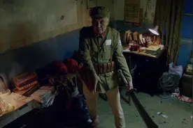 抗战老兵遇到恐怖怪物，手持大刀无所畏惧，房东乱入上演搞笑一幕视频封面