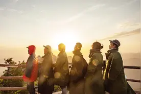 五男一女夜爬河南‘天下名山’，为拍日出只睡两小时，景色太美了