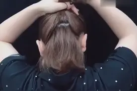 发量少的MM可以扎这减龄“草莓”发，发量多的不建议哦视频封面