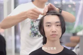 小哥一年没剪发，发型师要怎么给他改造发型呢视频封面