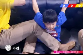 爸爸你脚也太臭了，熏得儿子直咧嘴都辣眼睛！这是有味道的父爱！视频封面