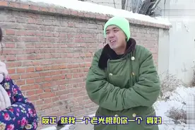 小伙路边上厕所被姑娘遇见，姑娘的反应太逗了，真有才！视频封面