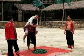 背美女光脚踩碎玻璃表演视频封面
