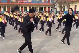 别人家的校长！校长C位带学生跳“鬼步舞”视频封面