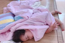 34度高温天气，女宝认被子就算了，还喜欢包住自己，蒙头睡觉！视频封面