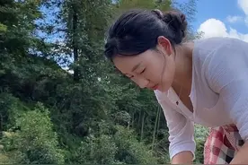 摆弄好手里的柴米油盐，保护好心里的诗和远方，平庸如我，无趣如视频封面