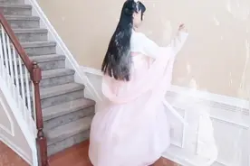 古色古香！小姐姐自制飘逸汉服装束，翩翩起舞的样子真的美……视频封面