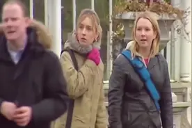 国外恶搞：盲人小伙看见美女，秒变正常人，这是被美色吸引了？视频封面