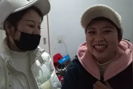 大年初一，农村小妹化妆打扮的美美哒，就是俩啃瓜皮牙没法弄视频封面
