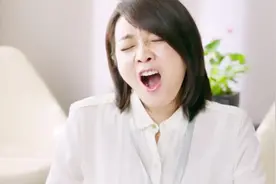 这个女员工真牛，敢在老板面前张嘴打哈欠，老板没责怪反被传染视频封面