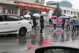 苏州早高峰上班，电子厂人多的让人感叹！还在不停的招工