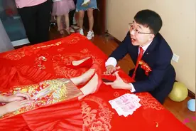 山东一小伙结婚，新娘的婚鞋有些大，新郎拿钞票当鞋垫，真阔气视频封面