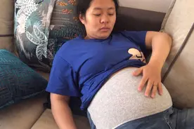 孕妇真不容易，小宝宝在肚子里乱踢，疼的鑫鑫都掉泪了视频封面