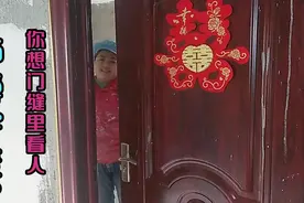 实拍湖北女人都能干，不会说话还一把做油漆好手，还带了两个徒弟视频封面