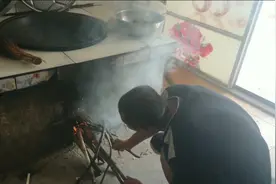 小伙教你，农村大锅灶冒烟，只要10分钟就能解决不脏屋学到就是赚视频封面
