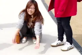 为什么老外很难做到“亚洲蹲”？妹子说出了真相，看完涨知识了视频封面