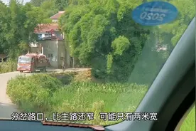 3米宽的乡村道路大货车怎样倒入2米宽的分叉路？真为司机捏把汗！视频封面