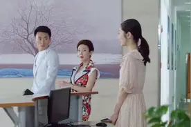公司前台站累了，偷偷把高跟鞋脱掉，难道老总没有闻出脚丫味！视频封面