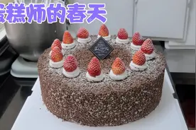 最简单的蛋糕款式，巧克力加上新鲜草莓不错的搭配。视频封面