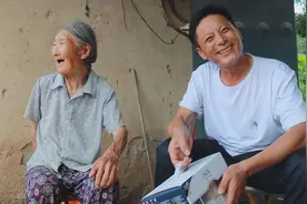 50岁女婿带着老婆和女儿，去看望88岁丈母娘，丈母娘别提多开心了视频封面