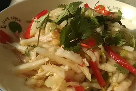 农村大姐分享一道凉拌白菜的做法，酸辣脆爽，用来下酒下饭都不错