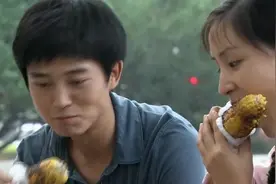 农村女进城买内衣，430块钱不舍得买，对象买根烤玉米哄她开心！视频封面