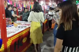 实拍云南曲靖城中村夜市街，火爆的场面让人心焦，美女还不少视频封面