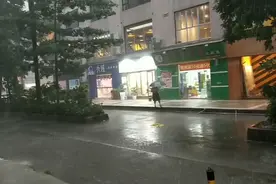 广州海珠区，突然下起“狂风大雨”大风大雨……发廊一片冷炎