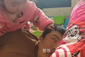 宝贝要求陪她玩兔子游戏，最后被爸爸抓住要把她做成馅饼，真好玩视频封面
