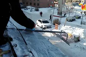万帮先生又跑五金机电城去了！牌匾上干活咋还唱上了呢？视频封面