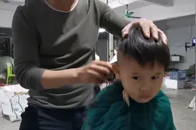 看这小家伙，给他剪头发还要给他钱，呵呵剪一半没电了，挺帅视频封面